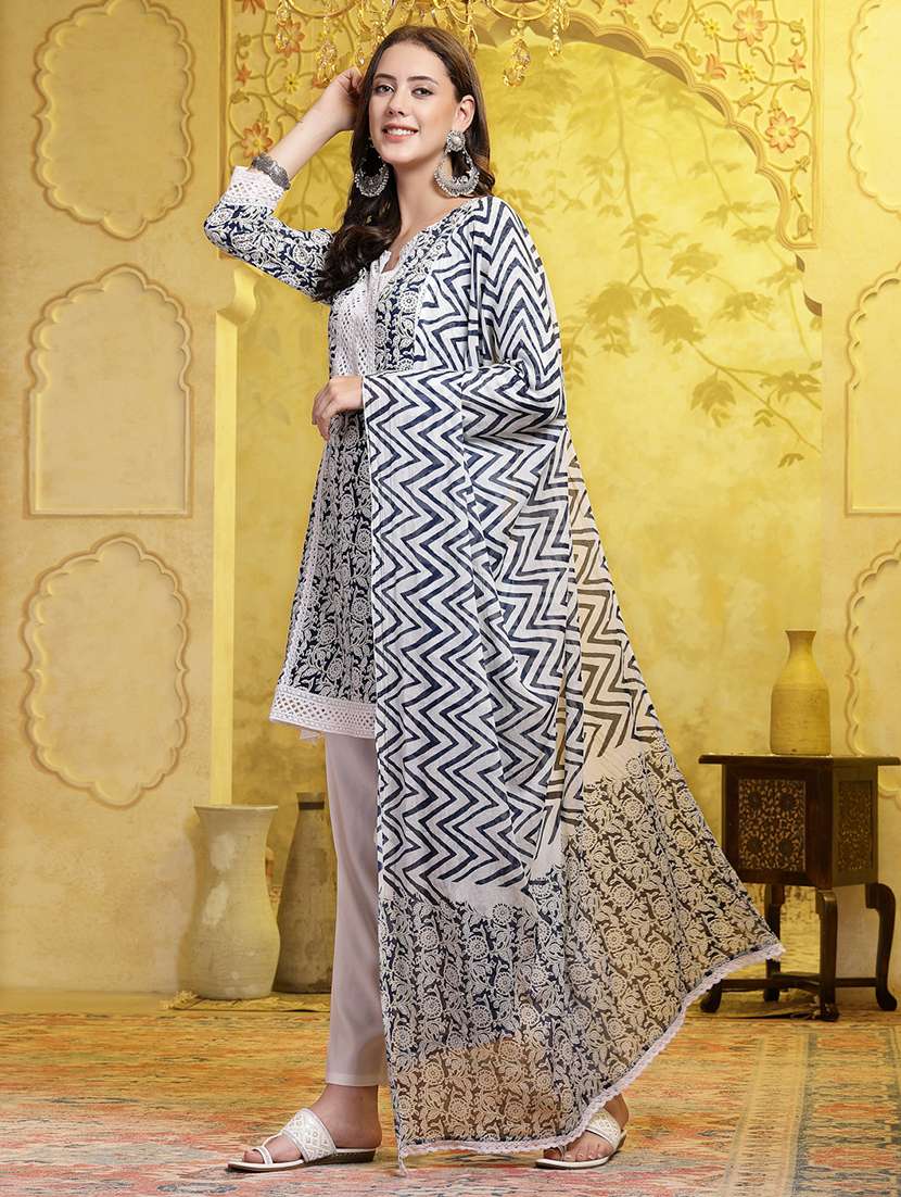 Women Printed Notch Neck Kurta And Pant Set With Dupatta - 22513835 -  Standard Image - 3