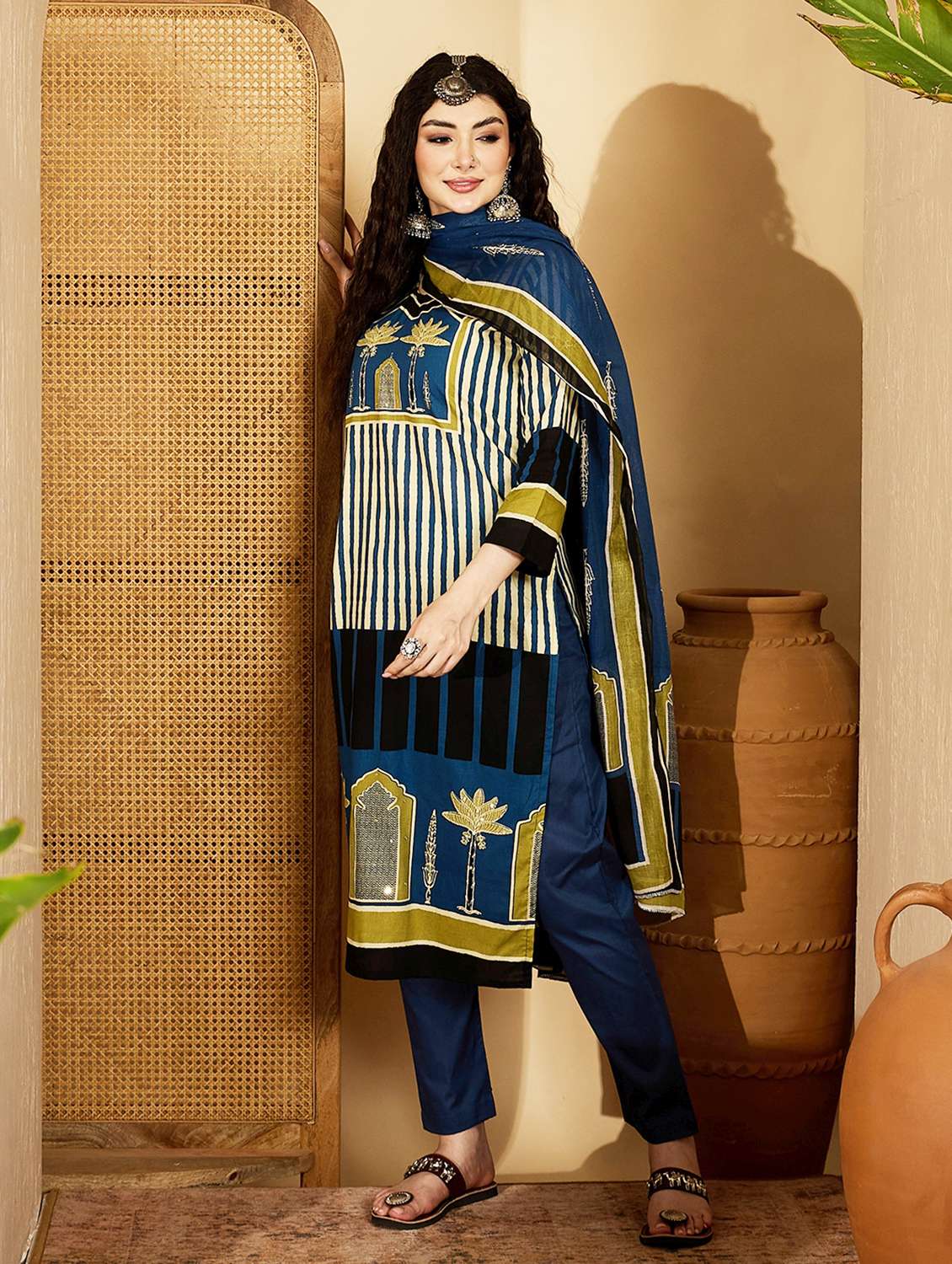 women printed round neck kurta and pant set with dupatta - 22513846 -  Standard Image - 3
