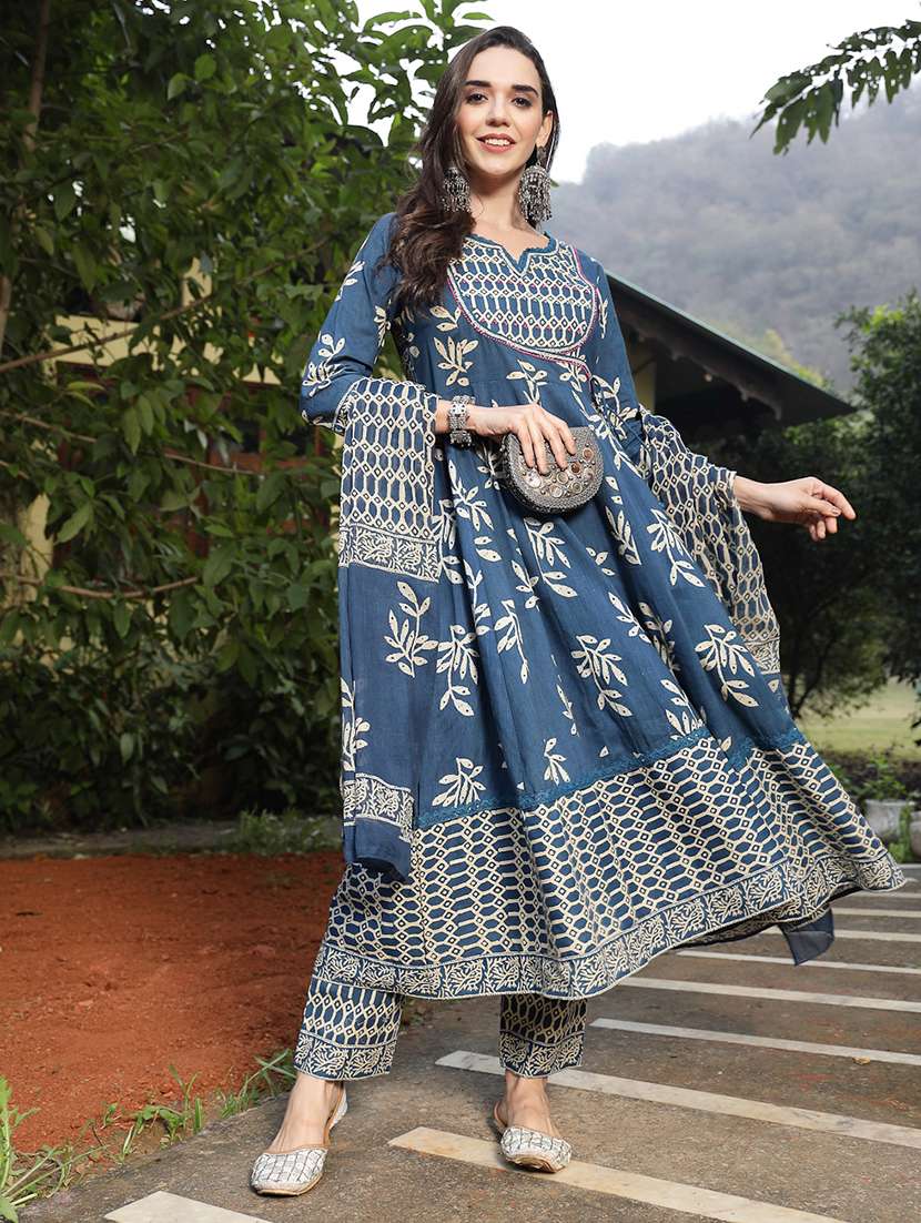women printed sweetheart neck kurta and pant set with dupatta