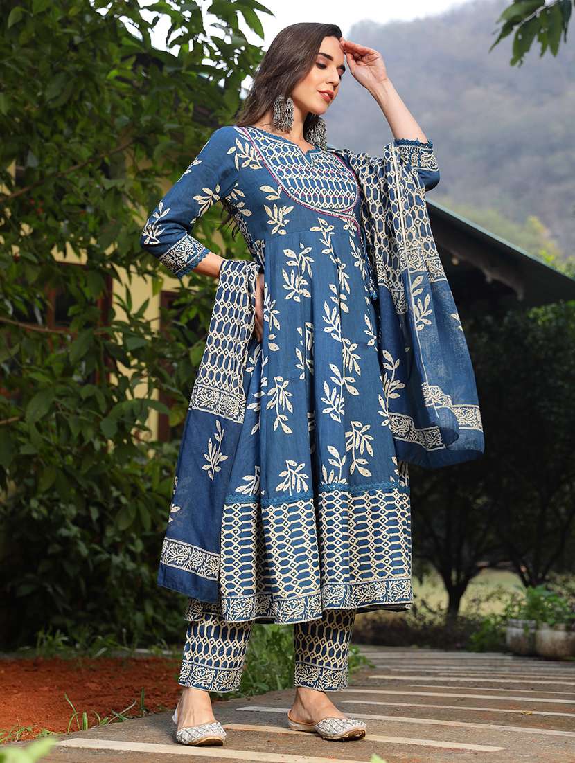 women printed sweetheart neck kurta and pant set with dupatta - 22513897 -  Standard Image - 3