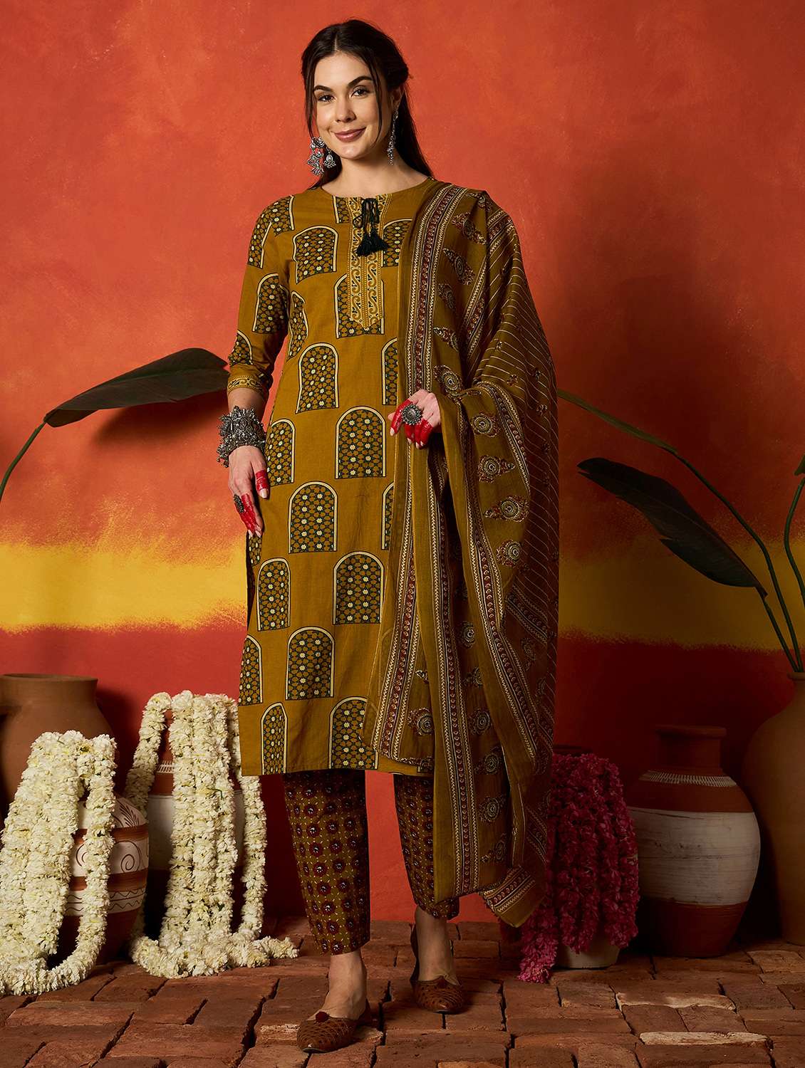 women printed three quarter sleeves kurta pant set with dupatta