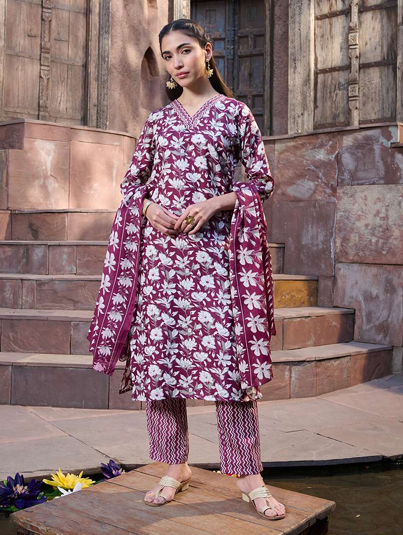 women printed three quarter sleeves kurta pant set with dupatta