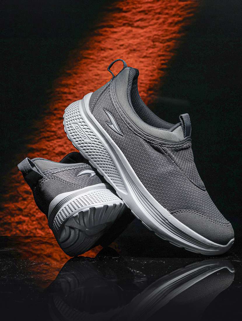 men solid slip on sport shoes