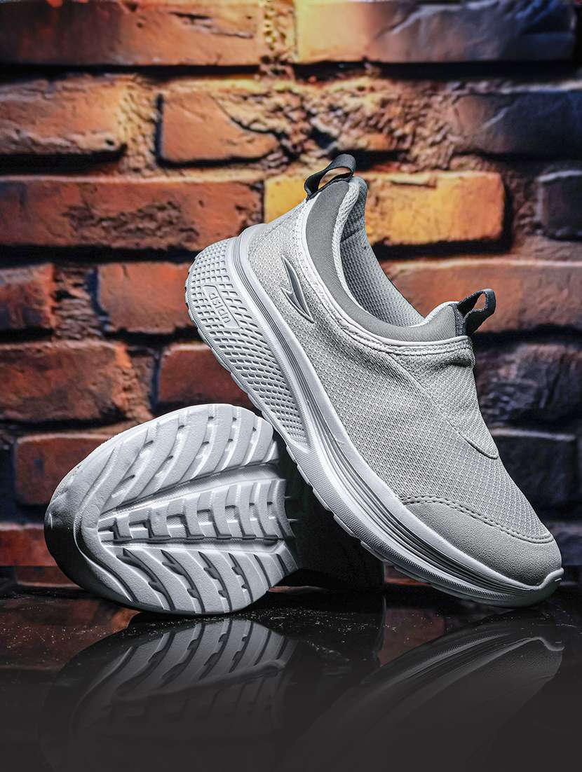 men solid slip on sport shoes