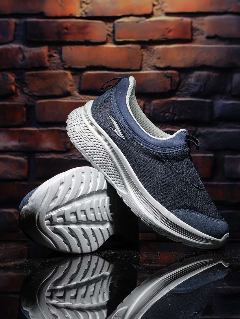 men solid slip on sport shoes