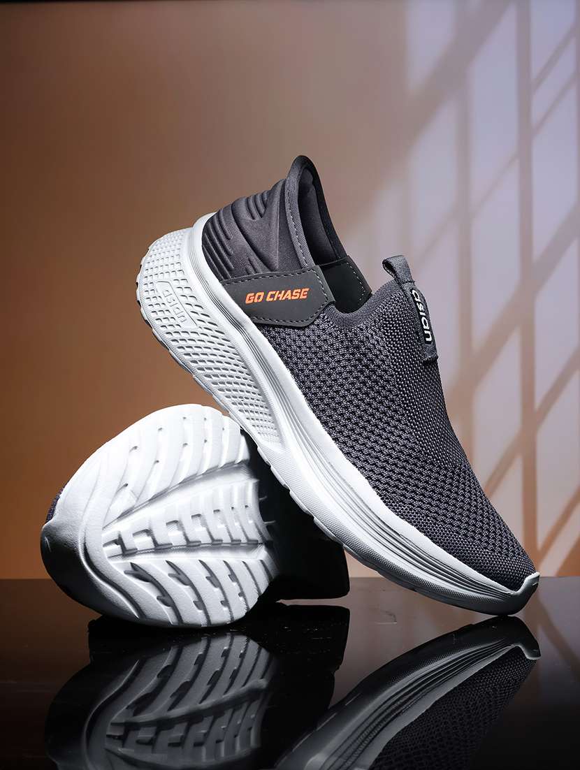 men solid slip on sport shoes