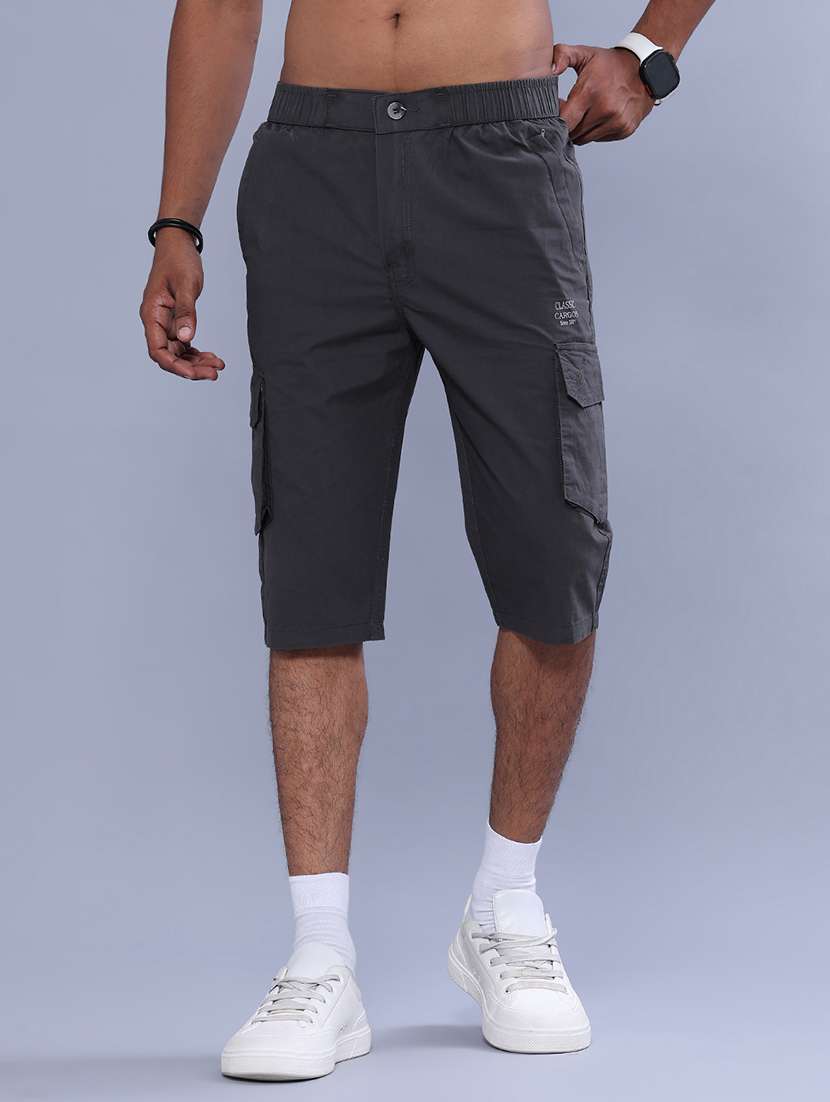 men solid mid rise three fourth cargo shorts