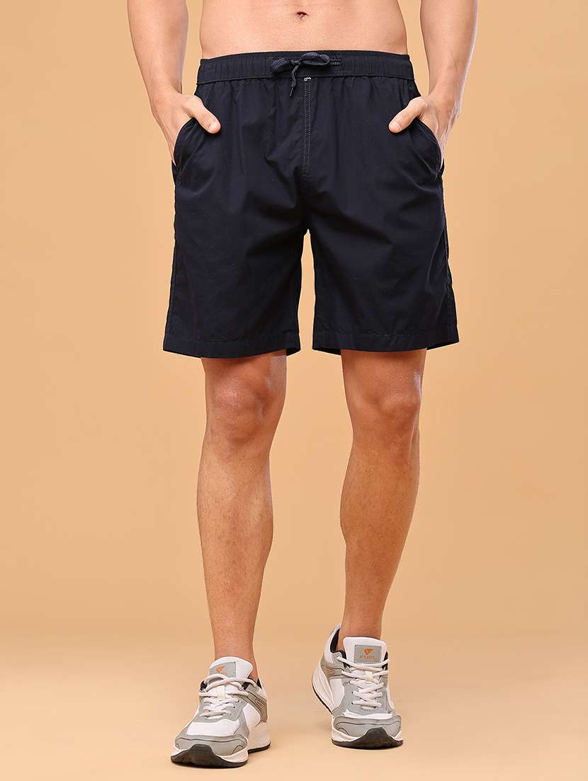 men solid mid rise regular fit shorts