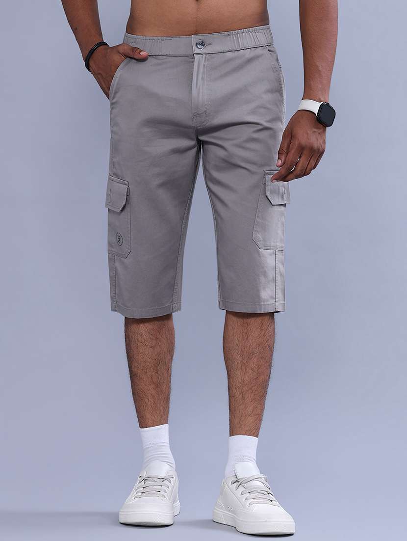 men solid mid rise three fourth shorts