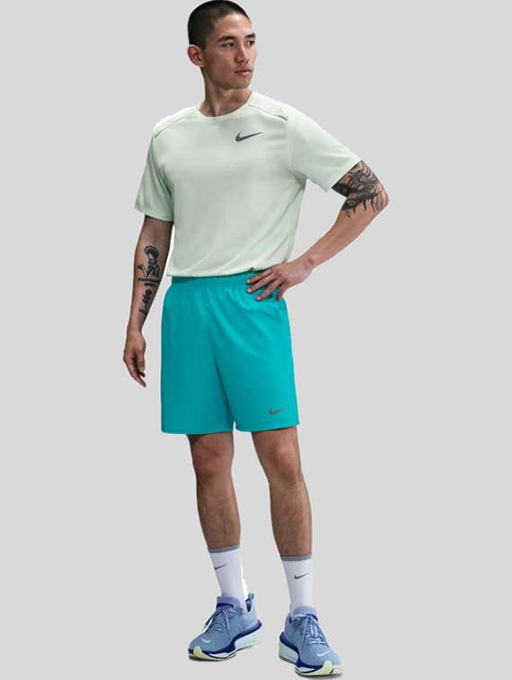 men solid mid rise sports shorts