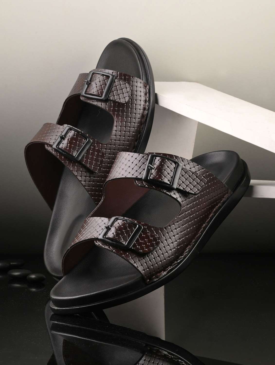 men brown textured strap sandal