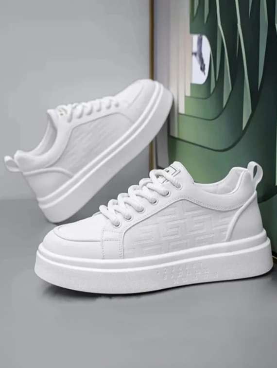 men white lace up sneaker