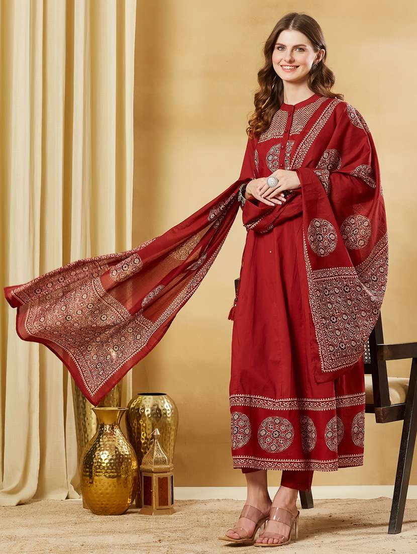 women printed three quarter sleeves kurta pant set with dupatta