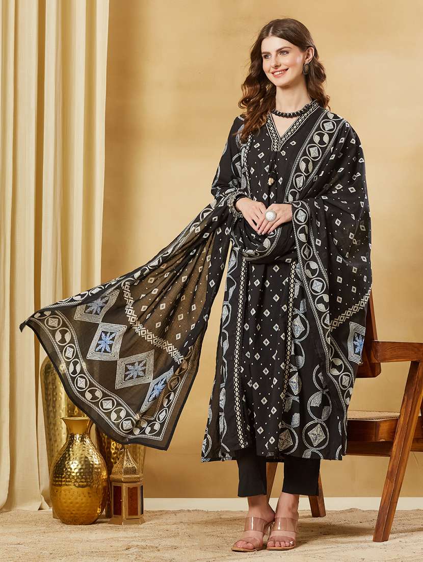 women printed three quarter sleeves kurta pant set with dupatta
