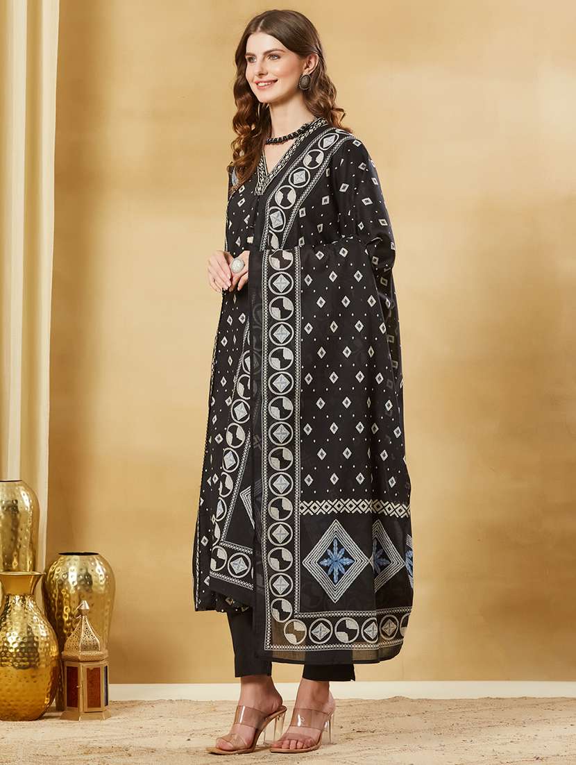 women printed three quarter sleeves kurta pant set with dupatta - 22521168 -  Standard Image - 3