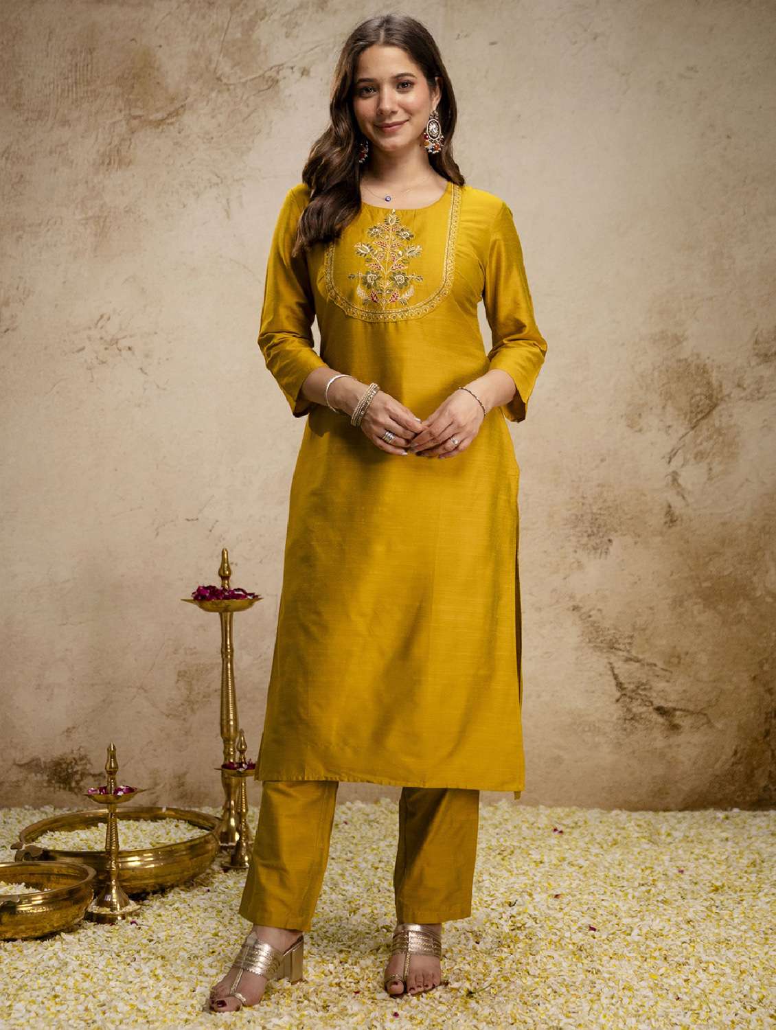 women embroidered three quarter sleeves kurta pant set with dupatta - 22522528 -  Standard Image - 3