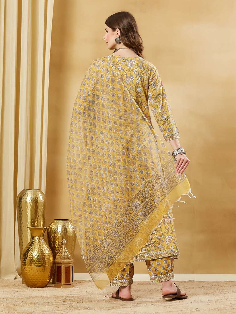 Women Printed Three Quarter Sleeves Kurta Salwar Set With Dupatta - 22522531 -  Standard Image - 3
