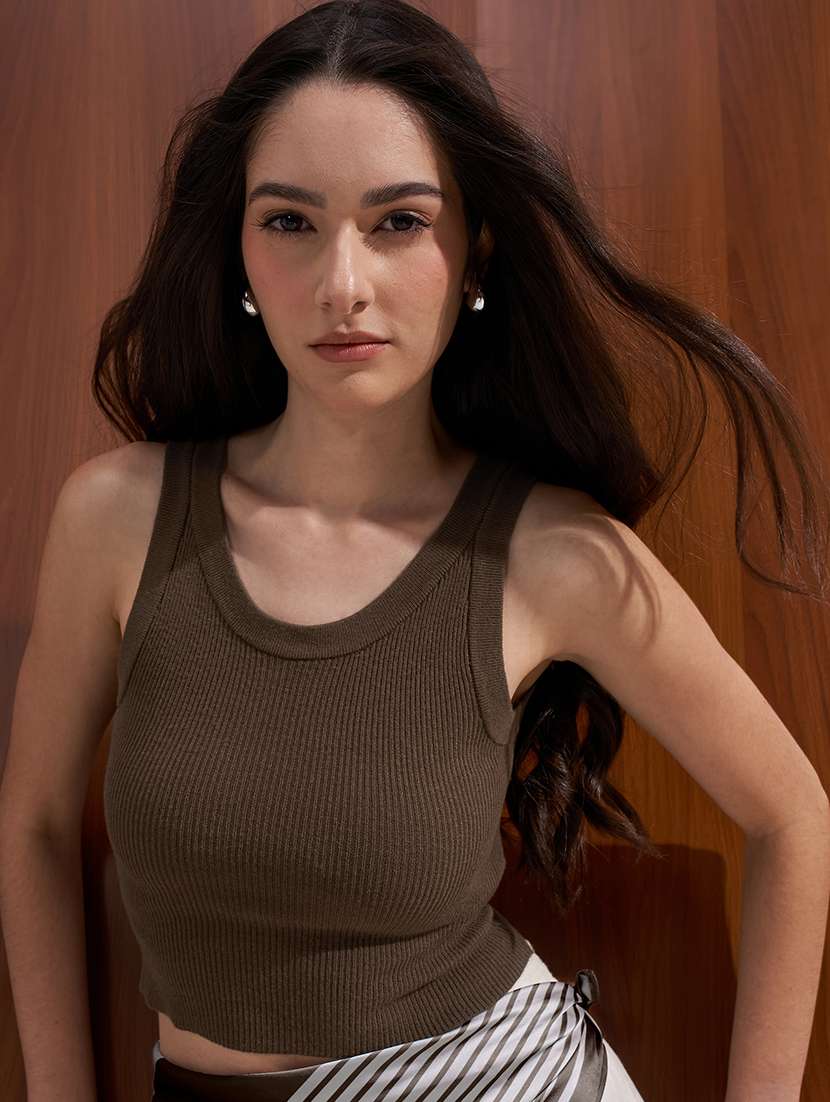 women solid round neck sleeveless crop top