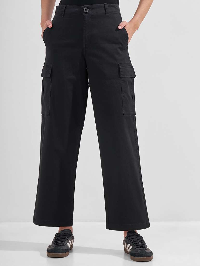 women solid mid rise cargo pants