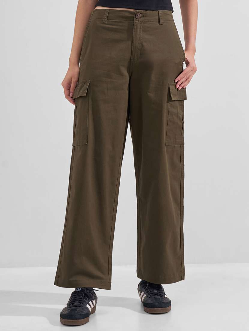 women solid mid rise cargo pants