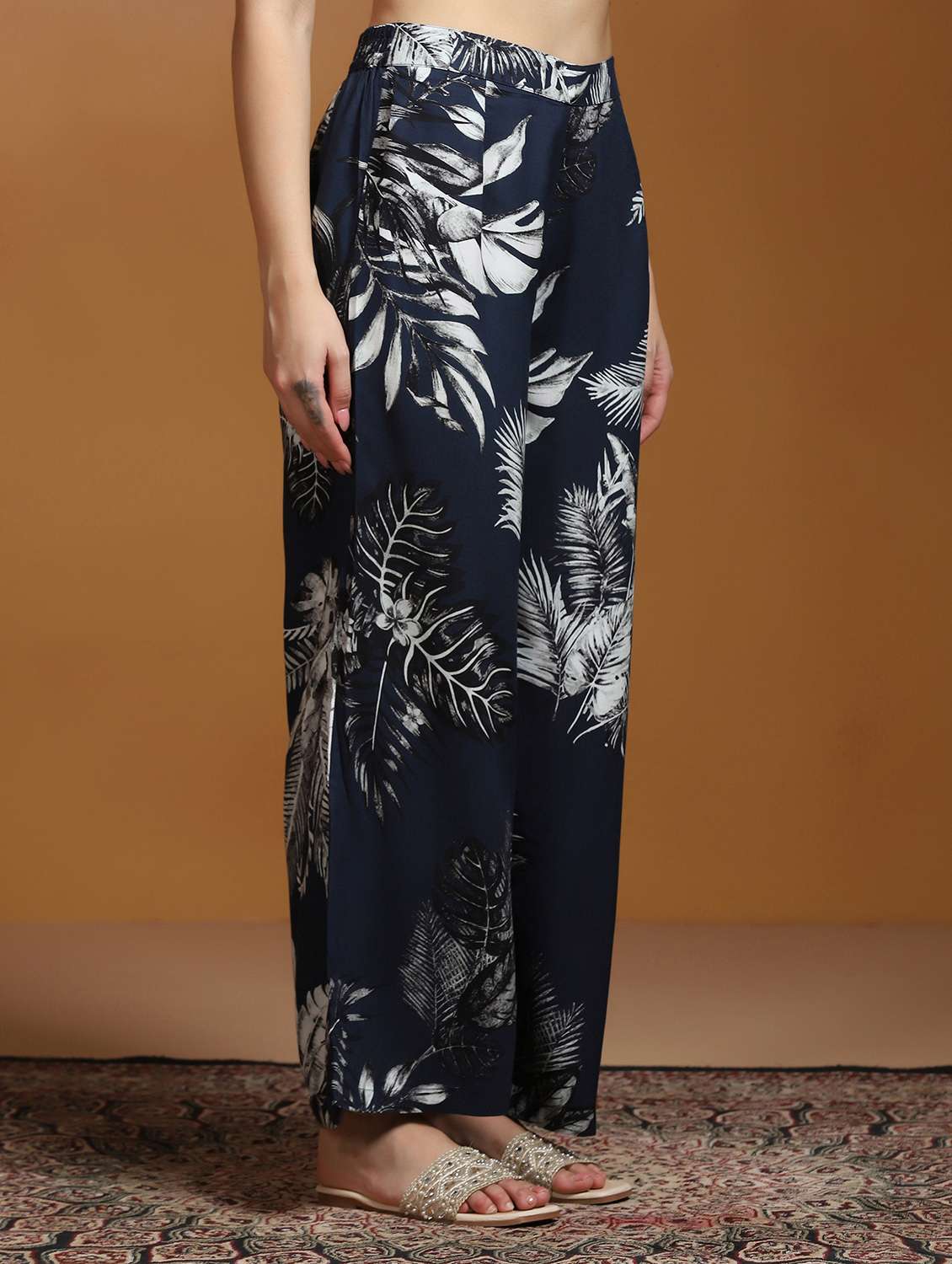 women printed sleeveless kurta and palazzo set - 22527753 -  Standard Image - 5