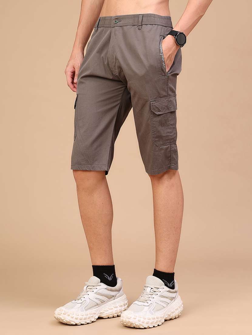 Men Solid Mid Rise Regular Fit Three-fourth Cargo Shorts - 22530050 -  Standard Image - 3