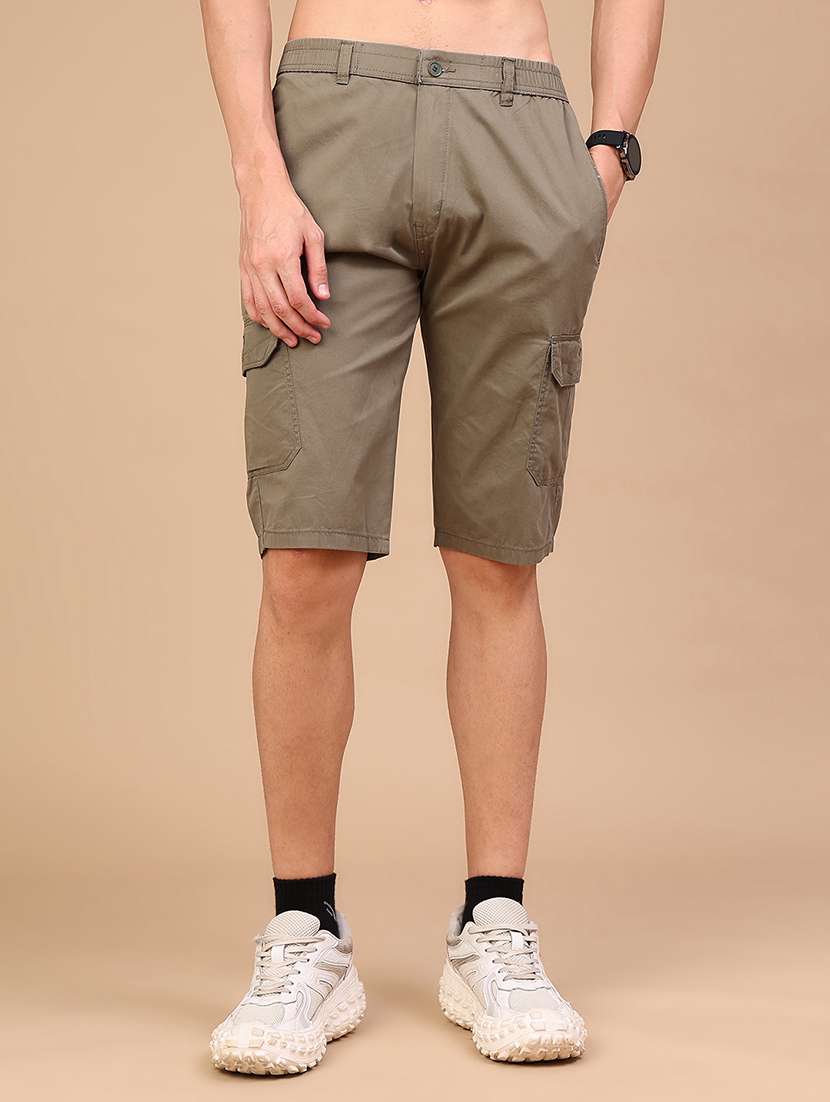men solid mid rise regular fit three-fourth cargo shorts
