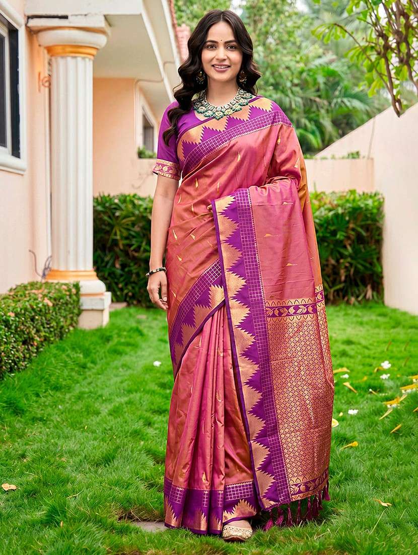 women self design bordered saree with blouse