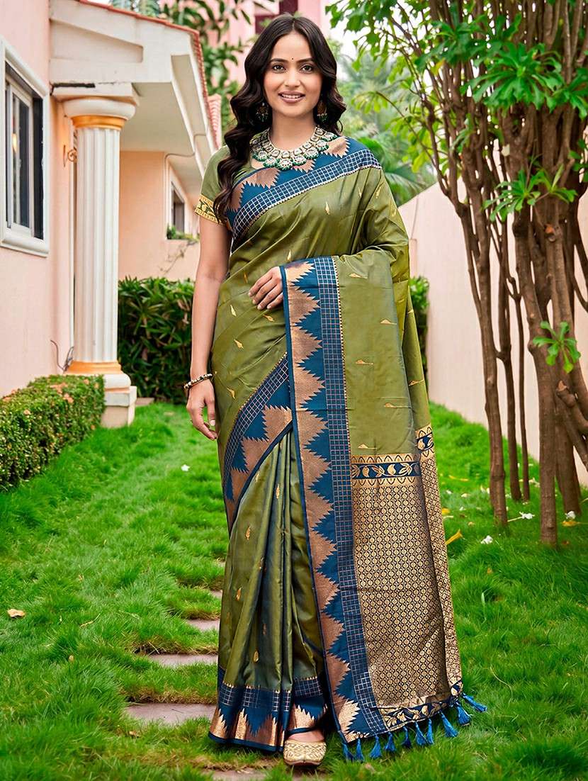 women self design bordered saree with blouse
