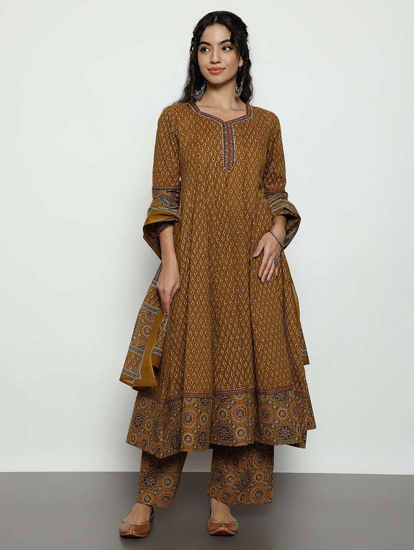 women printed three quarter sleeves kurta and palazzo set with dupatta