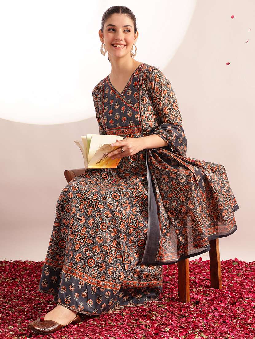 women printed three quarter sleeves kurta pant set with dupatta