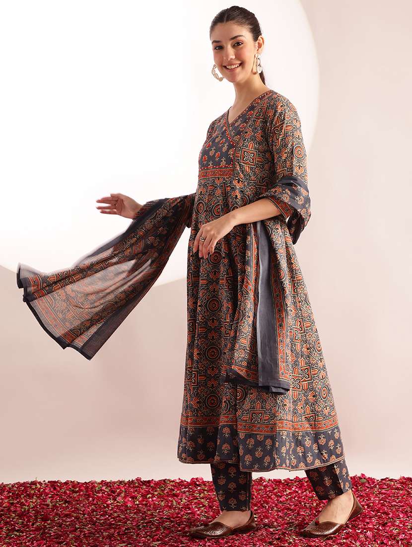 women printed three quarter sleeves kurta pant set with dupatta - 22540266 -  Standard Image - 3