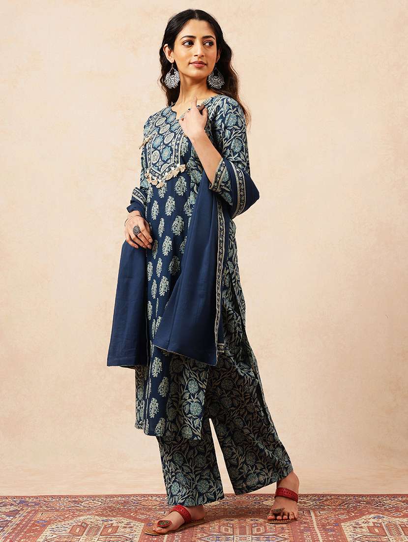women printed three quarter sleeves kurta pant set with dupatta - 22540278 -  Standard Image - 3