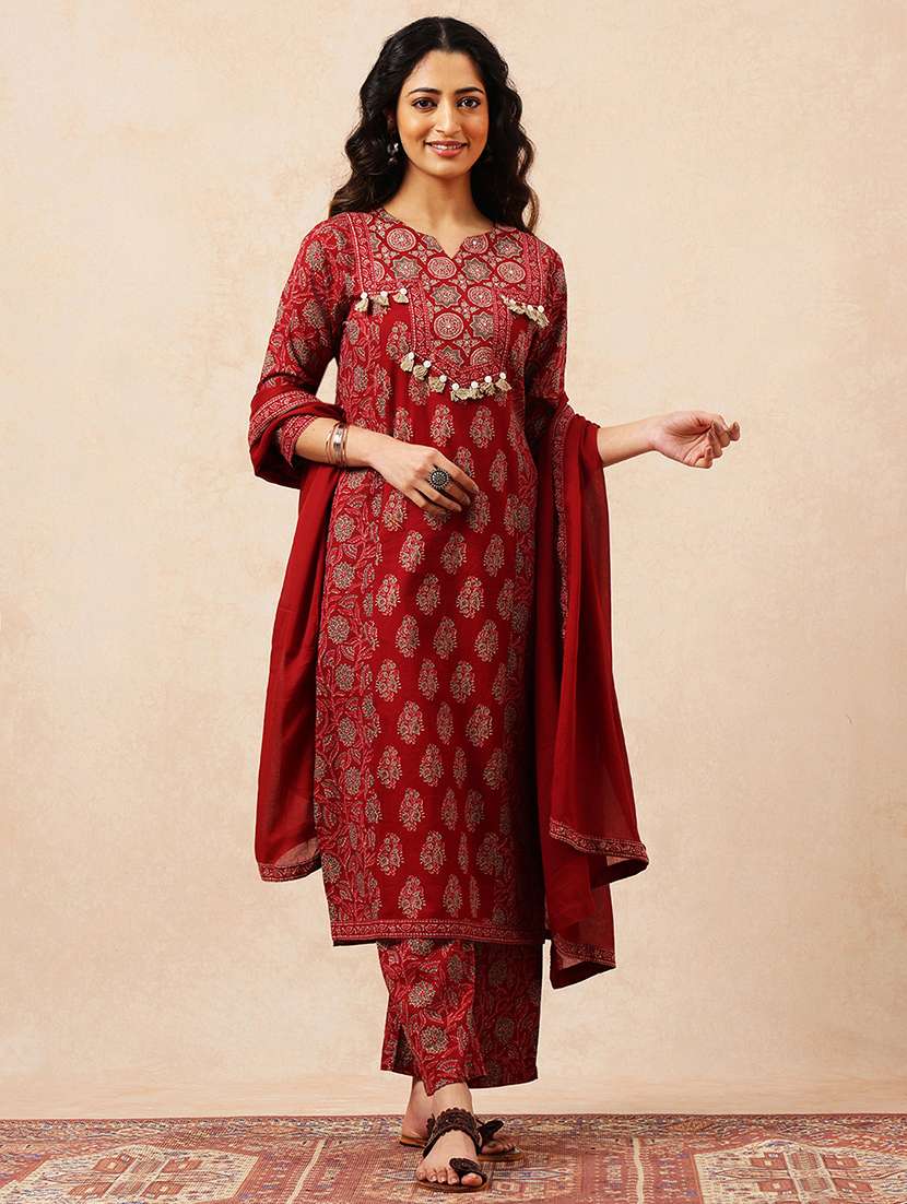 women printed three quarter sleeves kurta pant set with dupatta