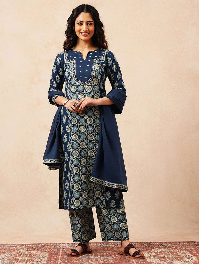 women printed three quarter sleeves kurta pant set with dupatta