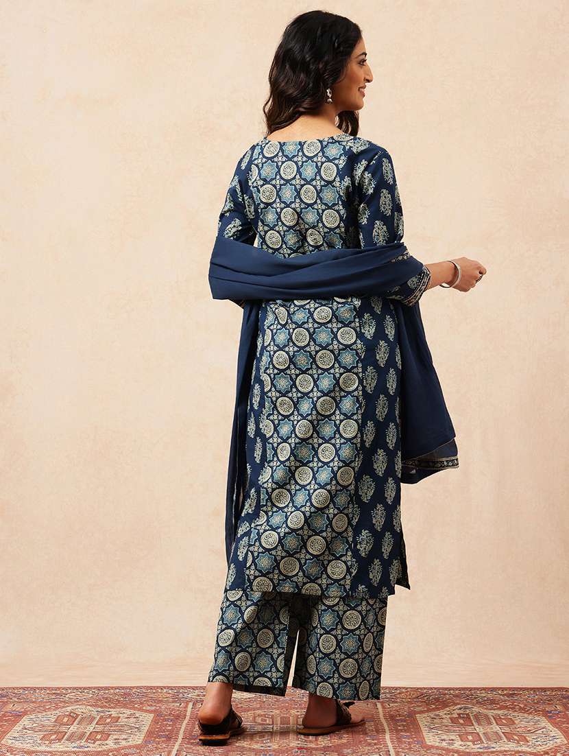 women printed three quarter sleeves kurta pant set with dupatta - 22540280 -  Standard Image - 3