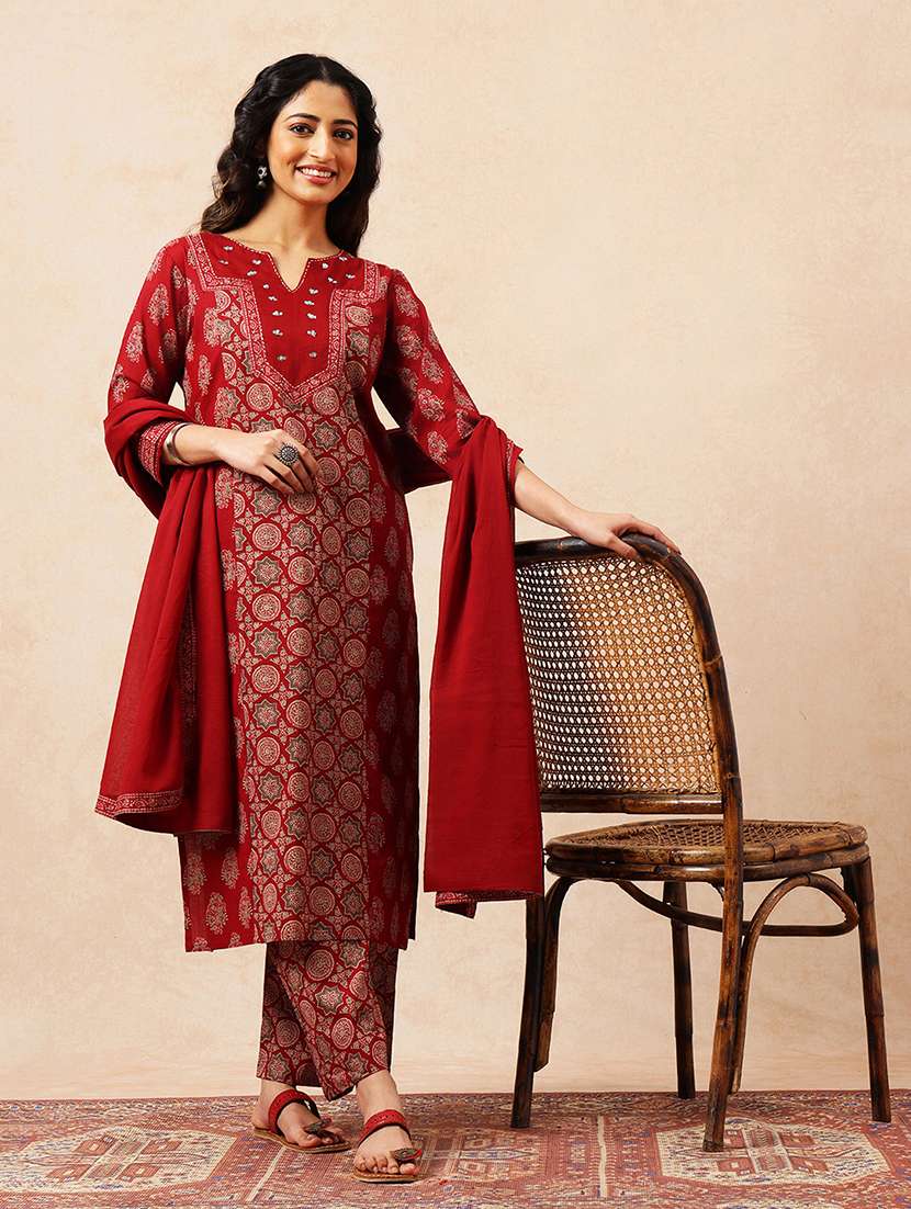 women printed three quarter sleeves kurta pant set with dupatta