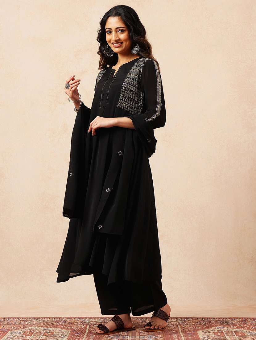 Women Embroidered Three Quarter Sleeves Kurta Pant Set With Dupatta - 22540282 -  Standard Image - 3