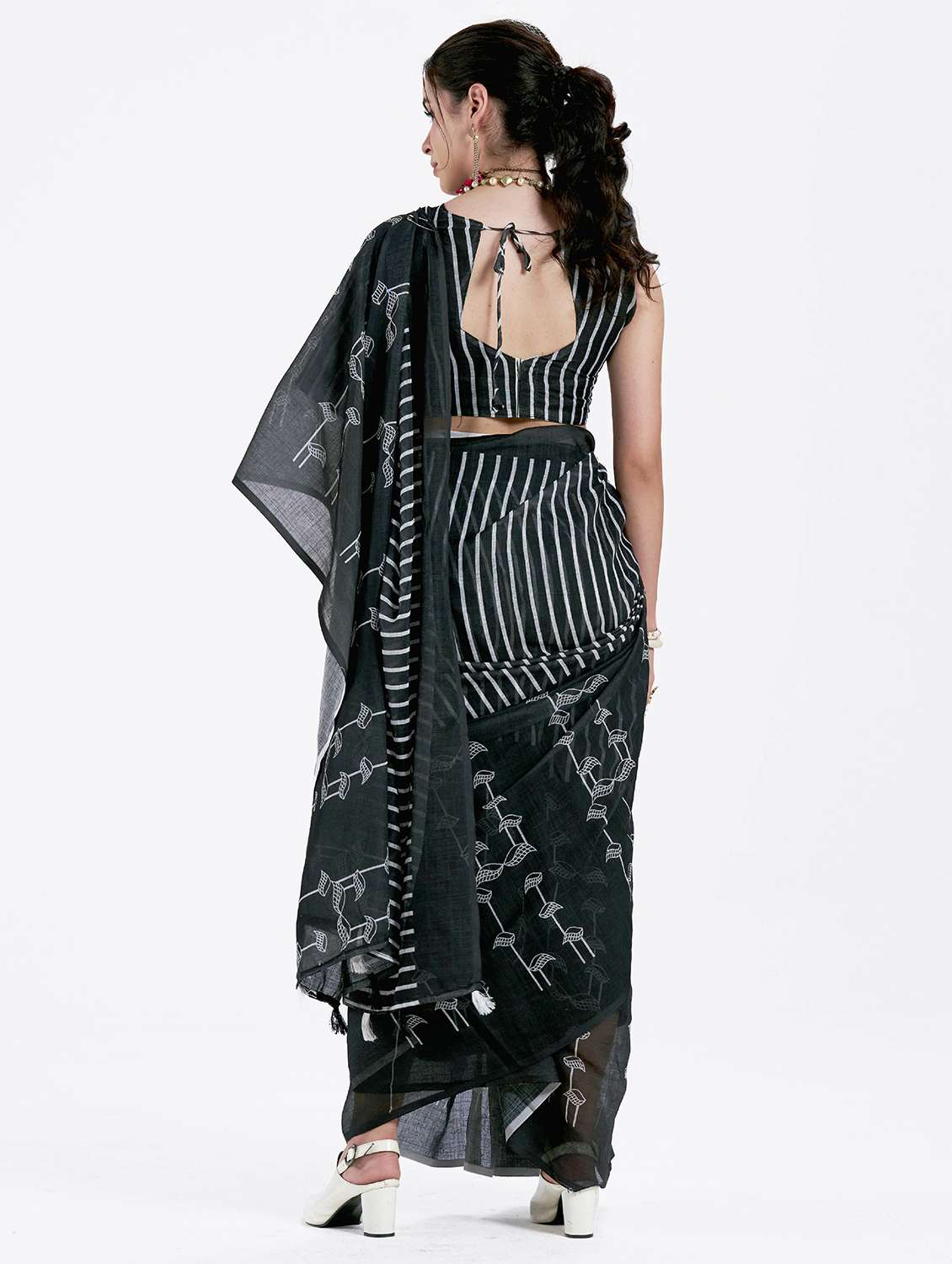 Women Printed Casual Wear Saree With Blouse - 22540887 -  Standard Image - 3