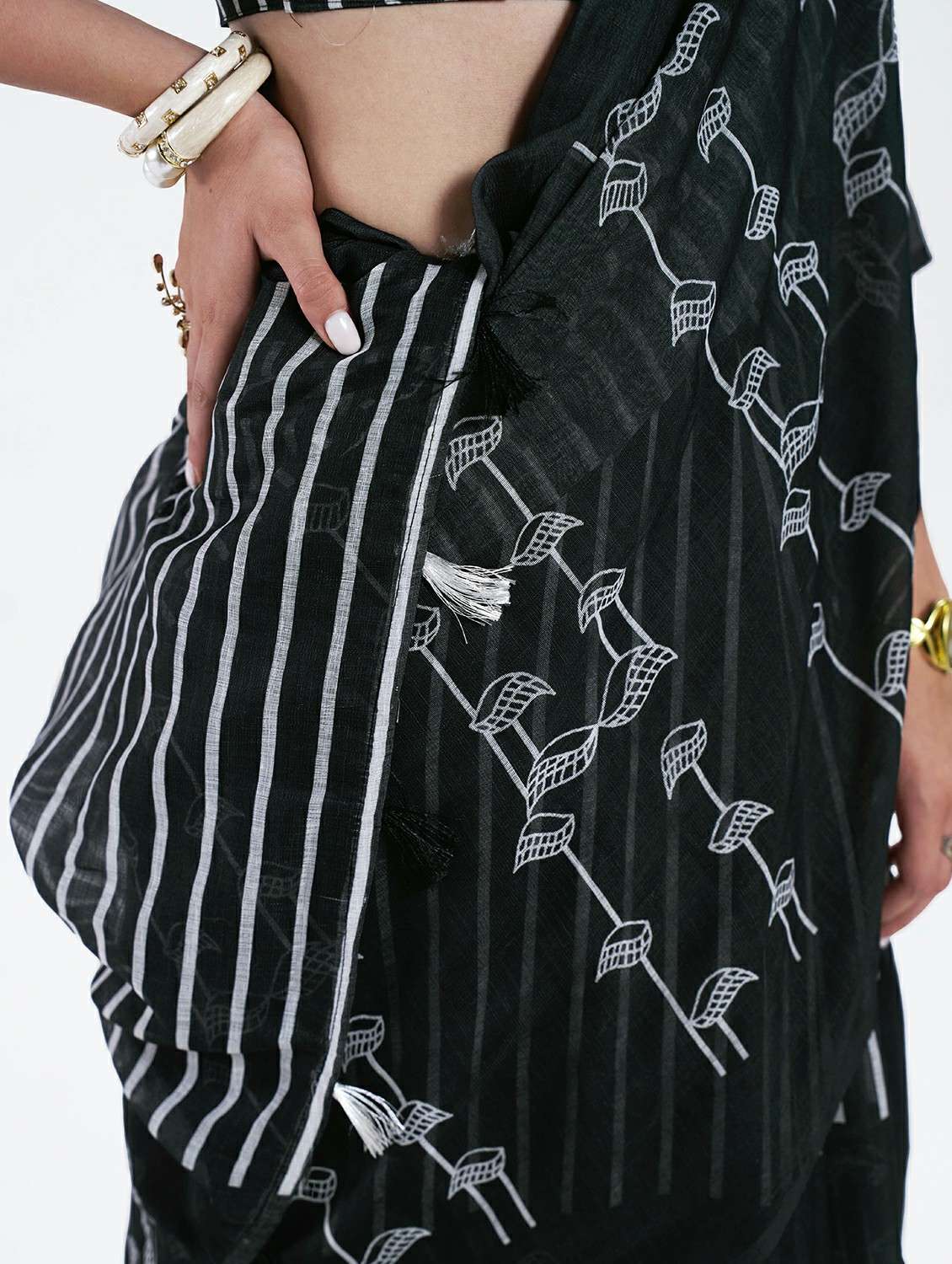 Women Printed Casual Wear Saree With Blouse - 22540887 -  Standard Image - 5