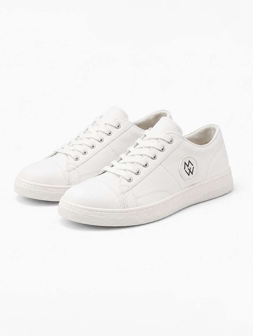 men solid lace up sneakers
