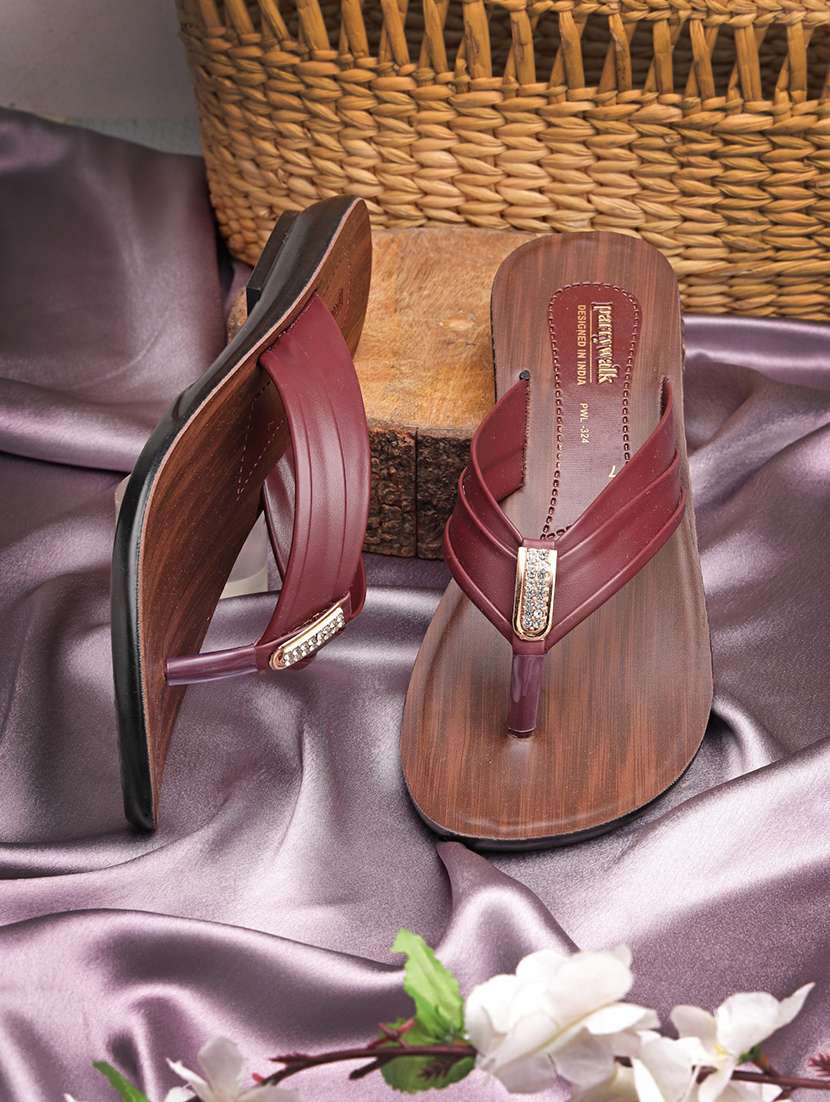 women embellished toe separator flat sandal