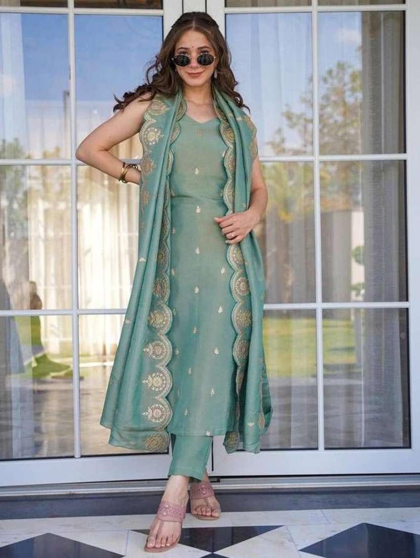 women embroidered sleeveless kurta pant set with dupatta