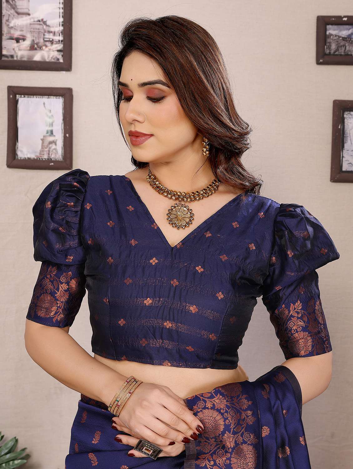 Women Self Design Banarasi Saree With Blouse - 22543856 -  Standard Image - 5