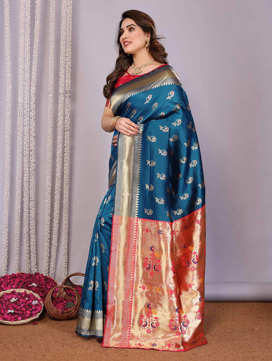 Women Self Design Banarasi Saree With Blouse - 22543872 -  Standard Image - 3