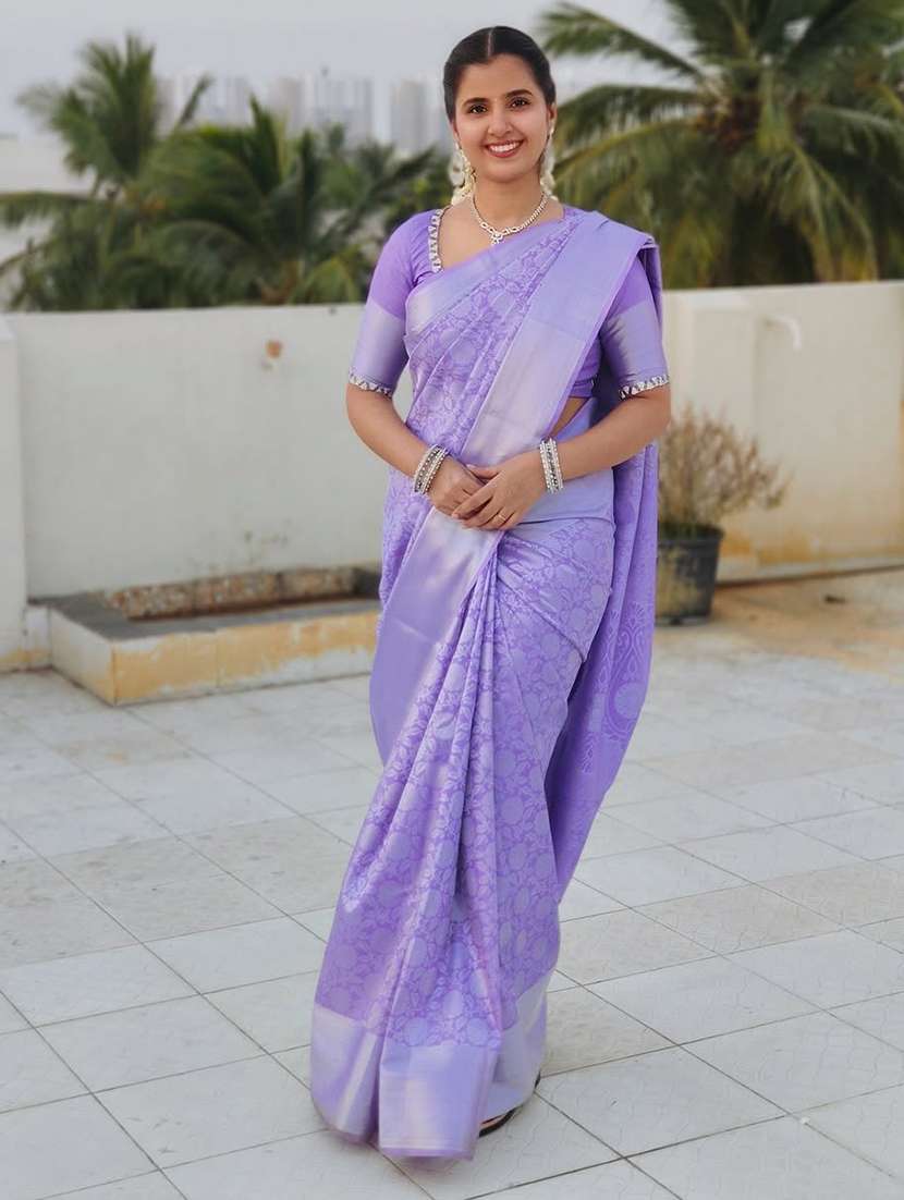 women self design banarasi saree with blouse