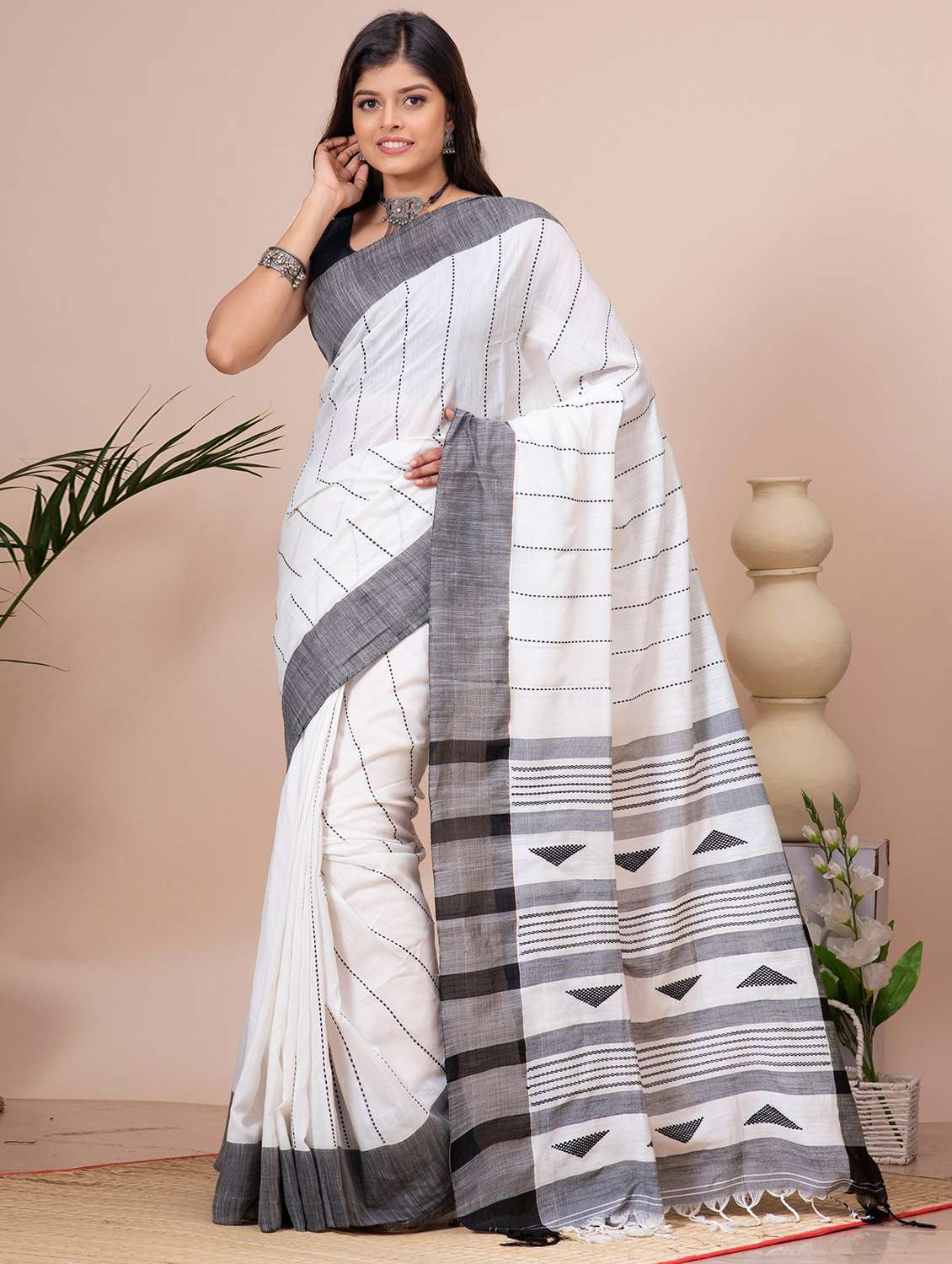 women self design handloom saree with blouse