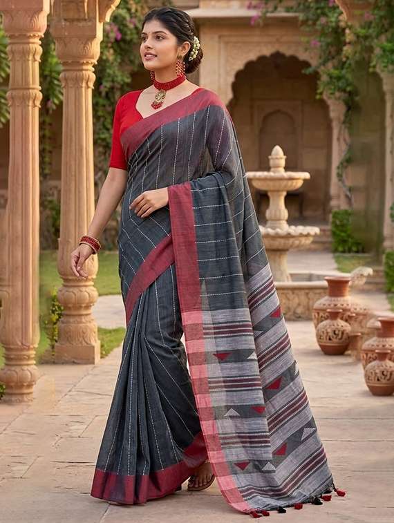 women self design handloom saree with blouse