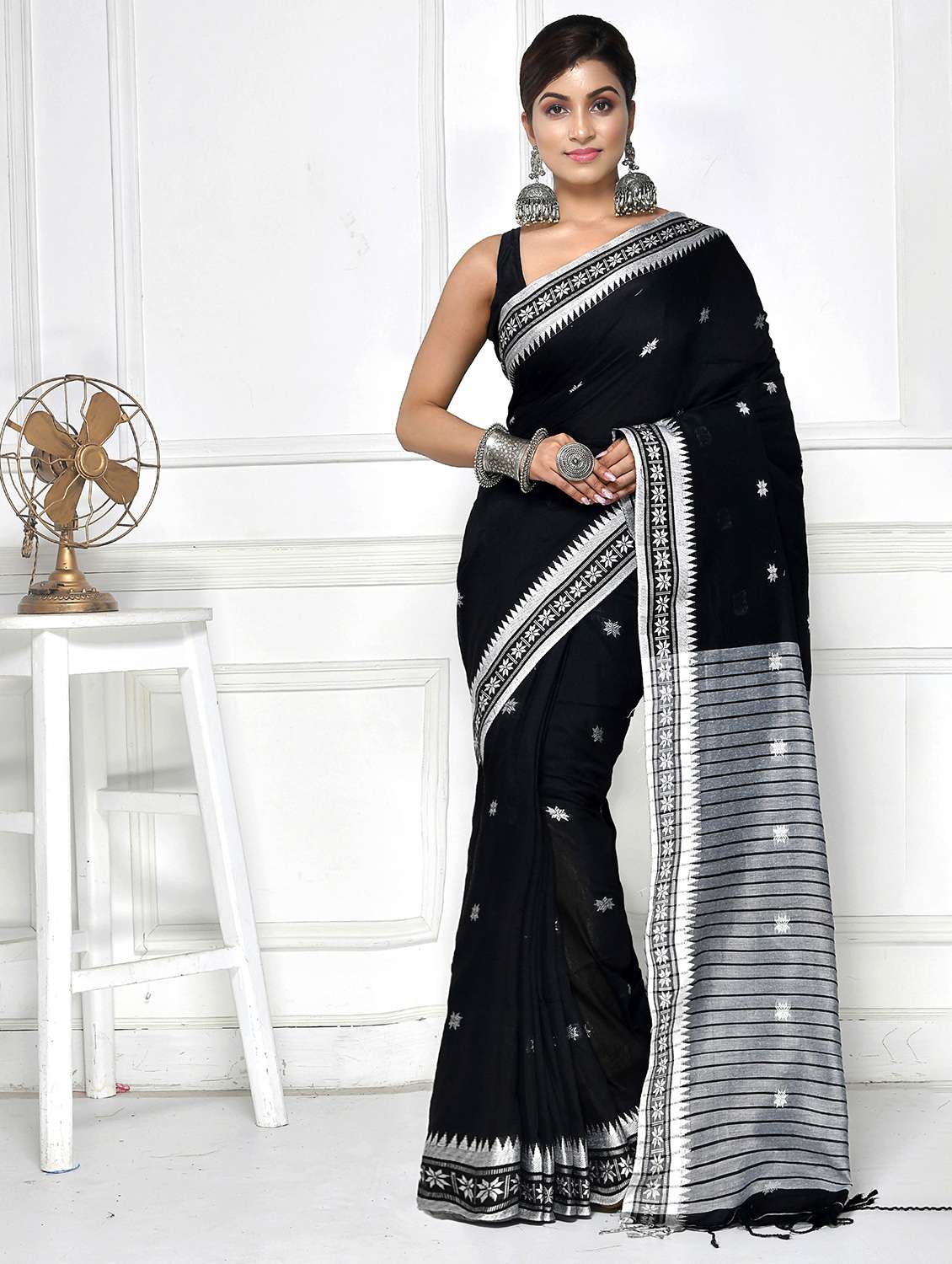 women self design handloom saree with blouse