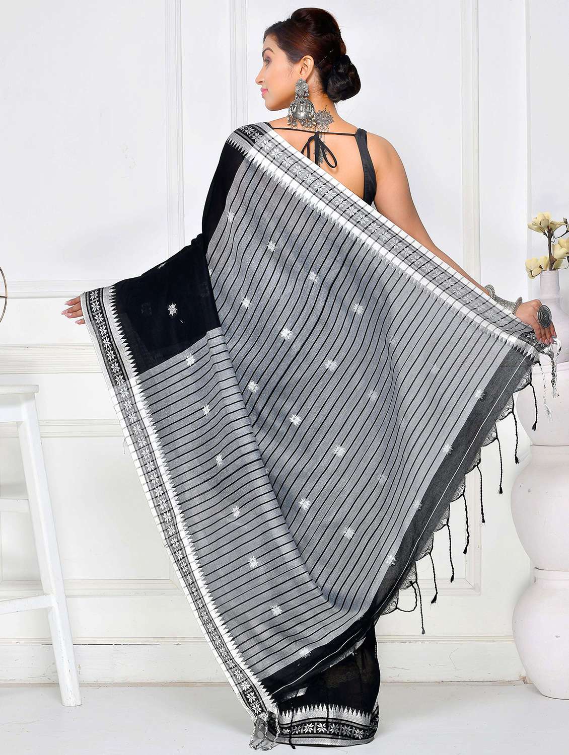 women self design handloom saree with blouse - 22543967 -  Standard Image - 3